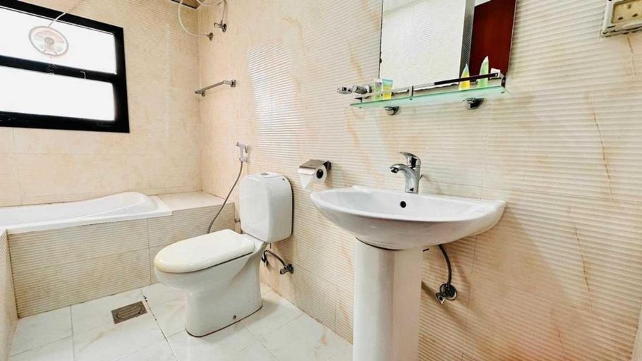 Bathroom, Sharjah Plaza Hotel, Sharjah City