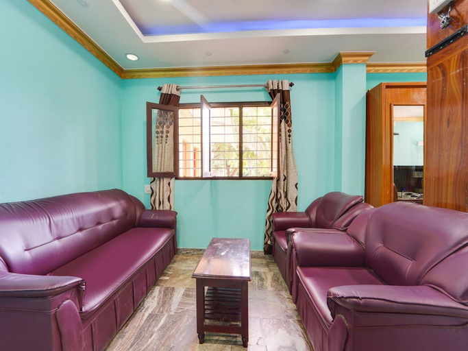 Living area 2, Deluxe Hotel Jaisas Paradise, Kanniyakumari