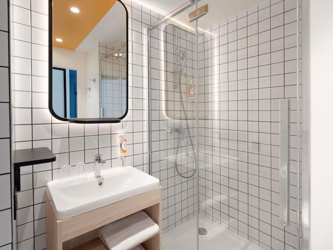 Bathroom 4, Aparthotel Adagio Access Rouen Centre Cathédrale, Seine-Maritime