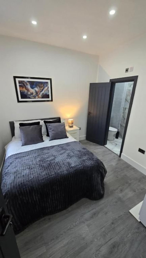 Room 3, Spacious 6-Bedroom all En-suite House, Staffordshire