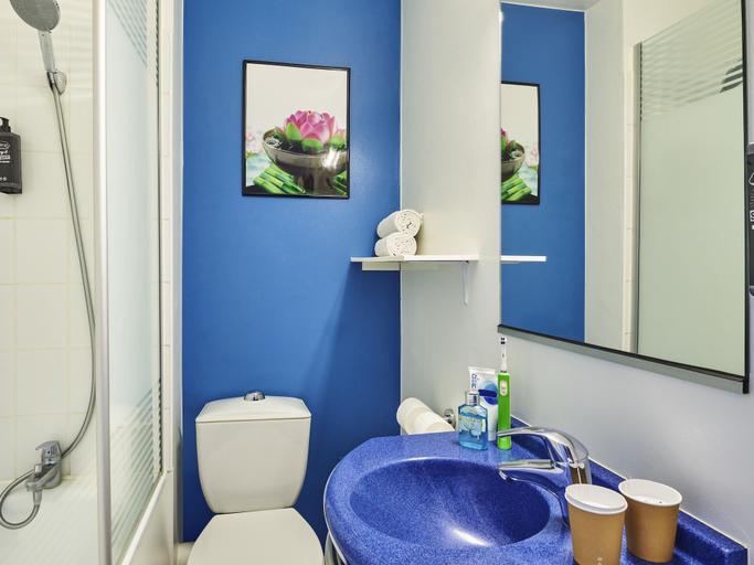 Bathroom 5, ibis budget Versailles Coignières, Yvelines