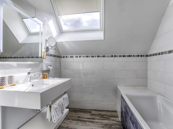 Bathroom 5, Mercure Cabourg - Hotel & Spa, Calvados
