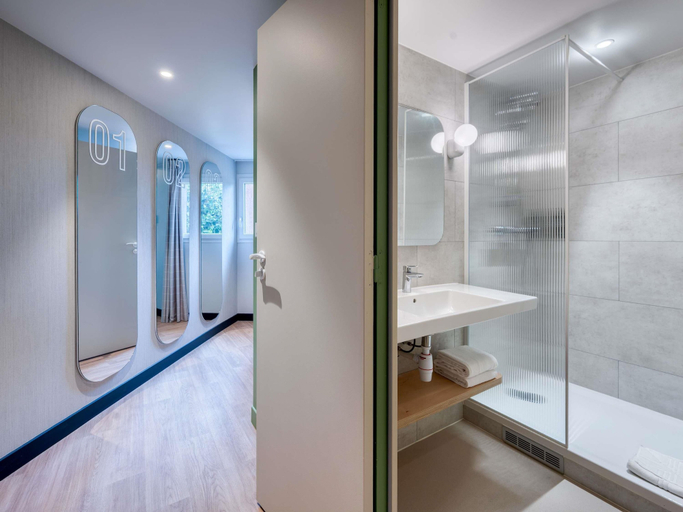Bathroom 5, ibis budget Orly Chevilly Tram 7, Val-de-Marne