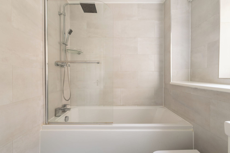 Bathroom 4, Green Light in Brondesbury Park, London