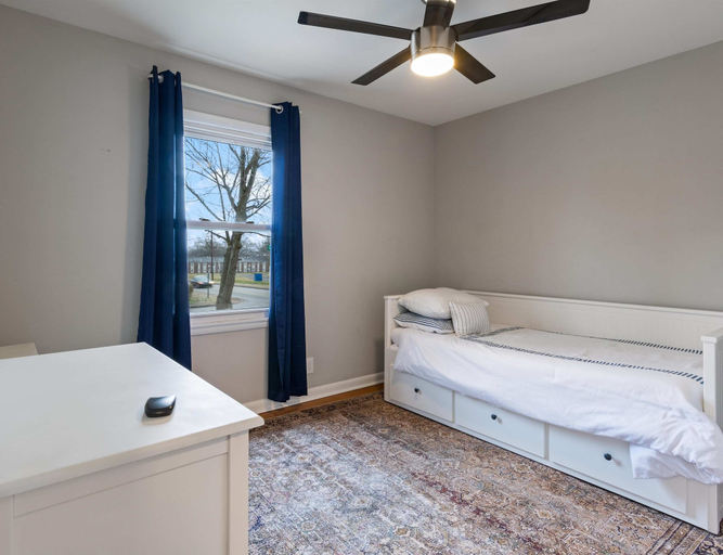 Room 2, Cozy Hideaway - Min From The Factory at Franklin, Williamson