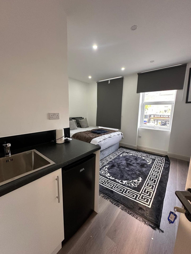 Room 2, Private Bedroom With Kitchen Access, London