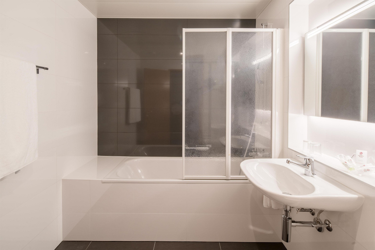 Bathroom 4, Hotel Mirabeau, BW Signature Collection, Lausanne