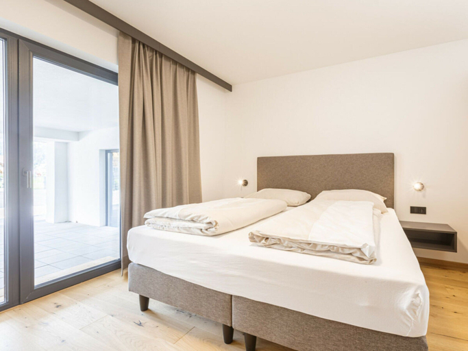 Room 5, Apartment in Lermoos With Terrace, Reutte
