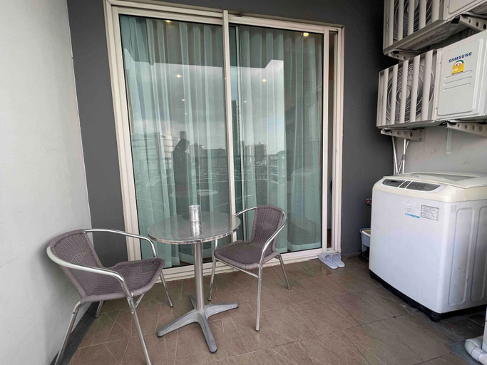 Outdoor dining, Luxurious 2-Bedroom Apartment Near Chao Phraya River, Khlong San