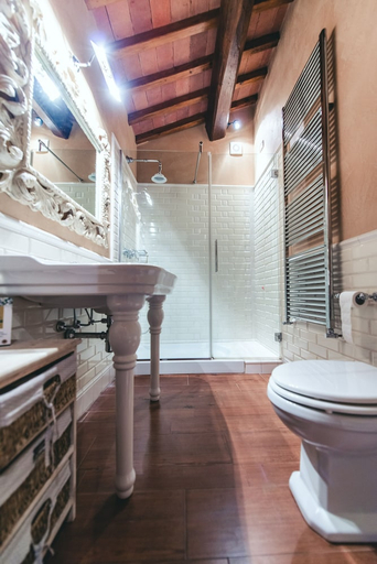 Bathroom 5, Castello Vicchiomaggio, Florence