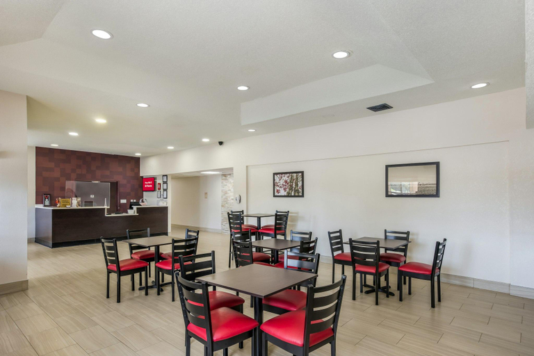 Food & Drinks 5, Red Roof PLUS+ & Suites Savannah – I-95, Chatham