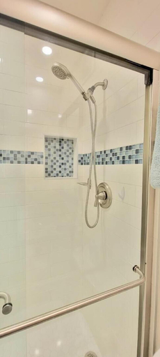Bathroom 3, La Internacional 313, Cameron