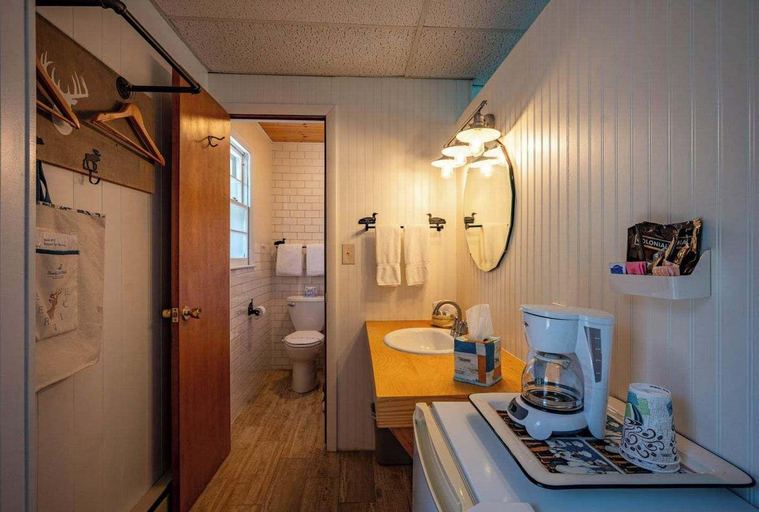 Bathroom 3, Sandy Point Motel, Hamilton