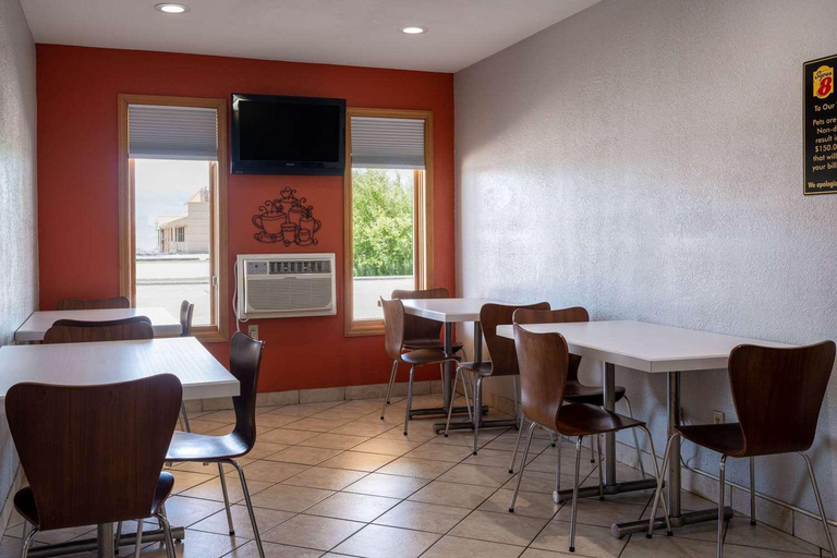 Food & Drinks, Super 8 by Wyndham Mattoon, Coles