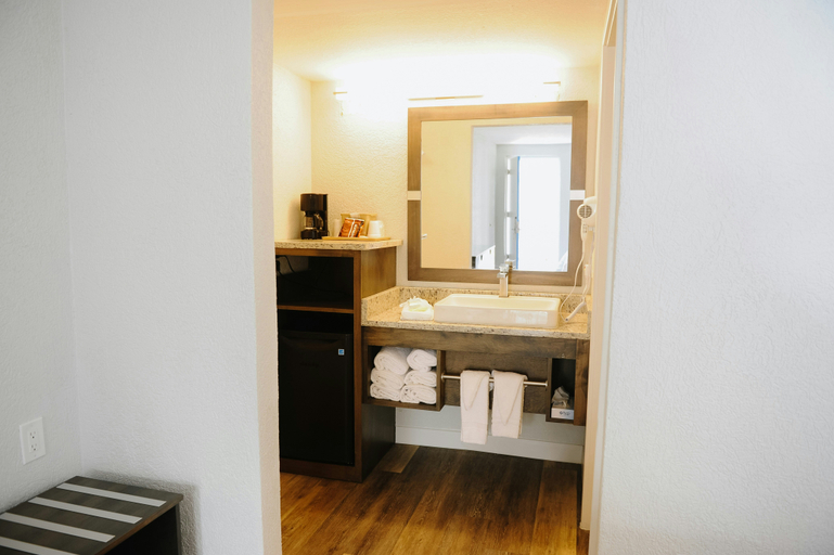 Bathroom 4, Regency Inn & Suites, Saint Johns