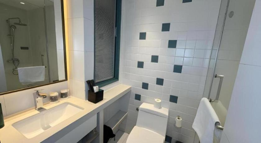 Bathroom 4, Magnotel Hotel Chengdu Taikoo Li Dongfeng Bridge A, Chengdu