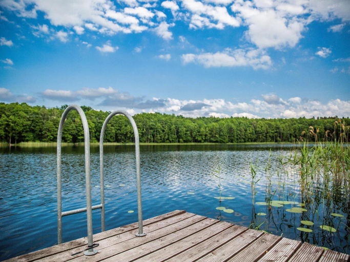 Sport & Beauty 4, Holiday home with a terrace, right by the lake, Łobez