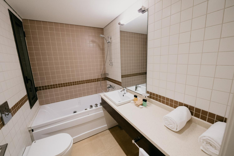 Bathroom 4, The Parisian Plaza Hotel, Beirut