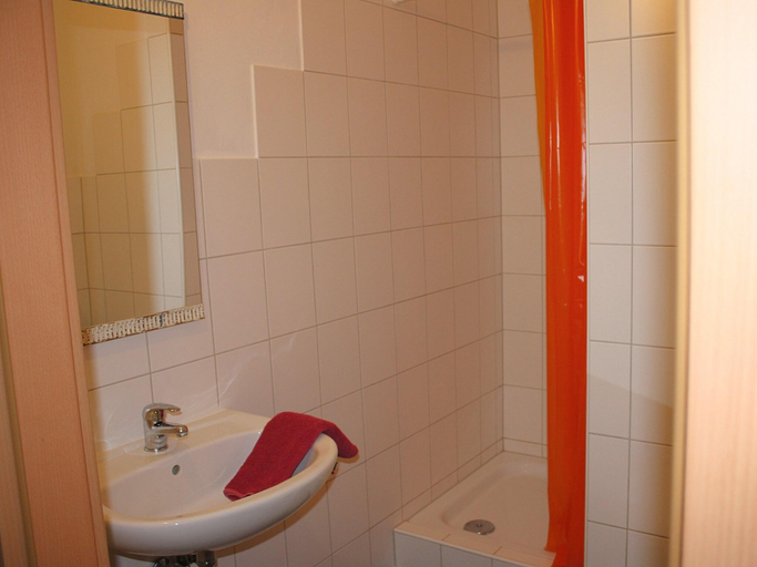 Bathroom, Ferienwohnung mit eigener Terrasse in Hueddingen, Waldeck-Frankenberg