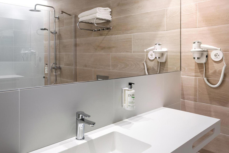 Bathroom 4, B&B HOTEL Lleida, Lleida