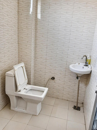 Bathroom 3, Hotel Prem Bhawan, Sikar
