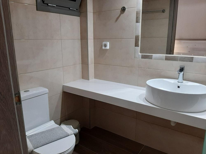 Bathroom 4, Sirena Apartments, Crete