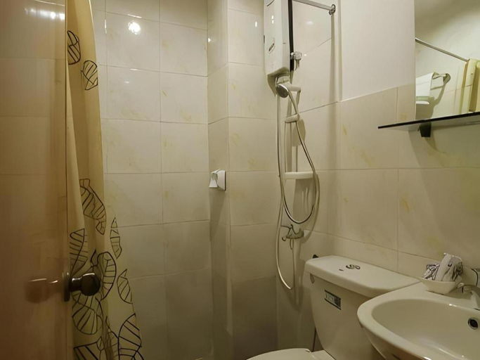 Bathroom, Aerostop Hotel & Restaurant, Pulilan