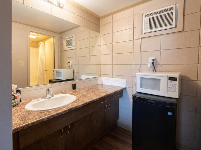 Bathroom 3, Goodknight Inn, Division No. 17