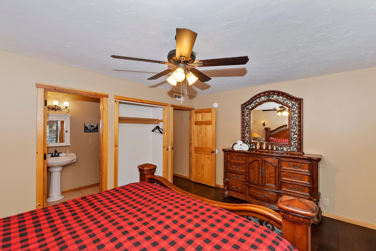 Bedroom 2, Big 10 Luxury Cabin with HotTub, San Bernardino