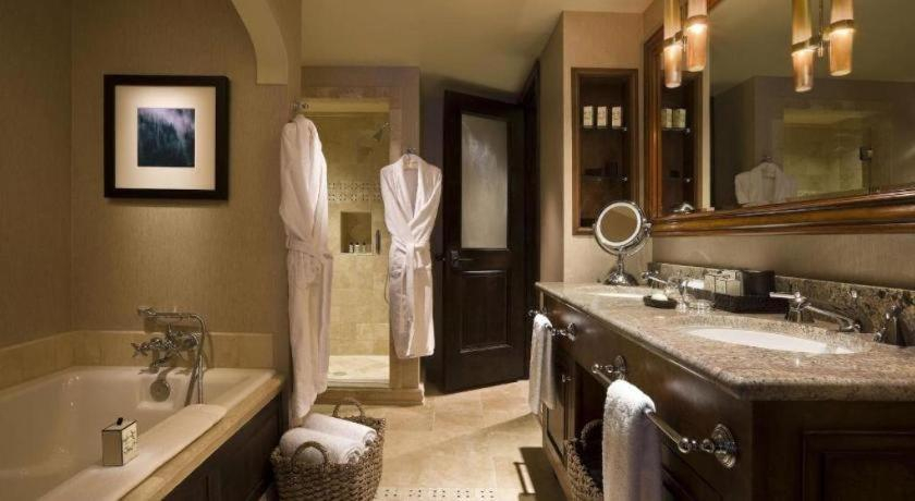 Bathroom 5, Madeline Hotel and Residences, San Miguel