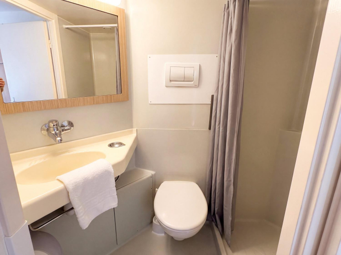 Bathroom 5, Premiere Classe Arles, Bouches-du-Rhône