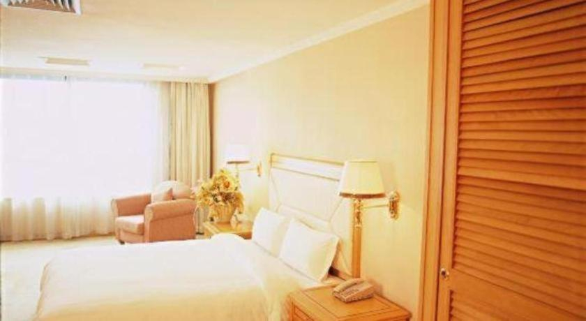 Bedroom 2, New Pearl River Hotel, Guangzhou