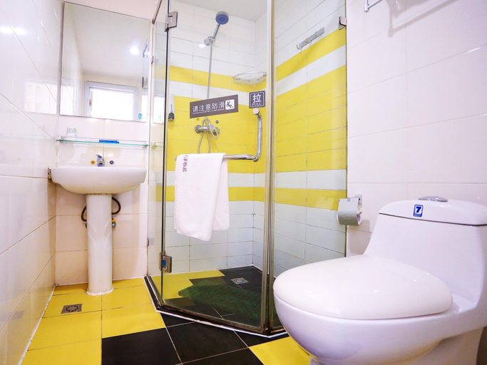 Bathroom 4, 7 Days Inn Beijing West Station Lizeqiao, Beijing