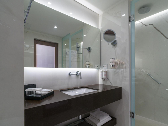 Bathroom 5, Neptune Hotel-Resort, Convention Centre & Spa, South Aegean