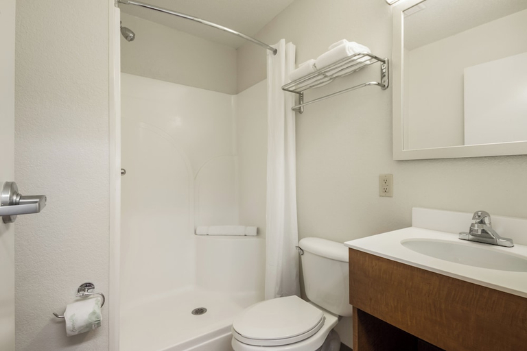Bathroom 4, ホームタウン スタジオズ ダラス - メスキート バイ レッド ルーフ, Dallas