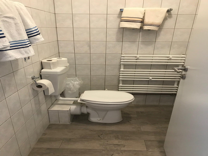 Bathroom 3, Wohnung mit eigener Terrasse in Homberg, Schwalm-Eder-Kreis