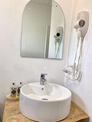 Bathroom 4, Cape Coral 1, Cabrera