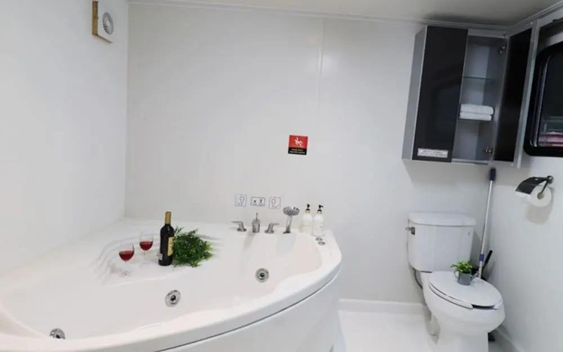 Bathroom, Pohang Unis Sea Caravan Guryongpo Branch, Pohang