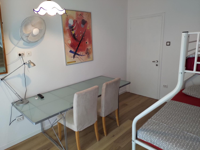 2, Seafront Apartment - Sleeps 13 - Parking - Balcony, Central Macedonia