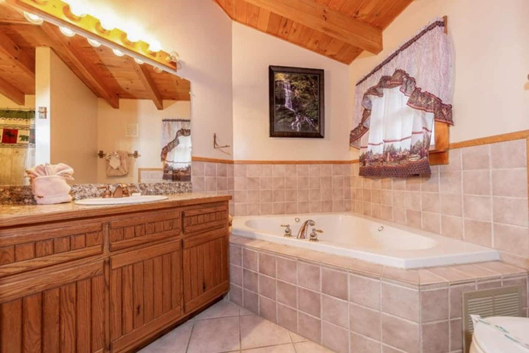 5, Pigeon Forge Cabin Game Room Dog Friendly Hot Tub, Sevier