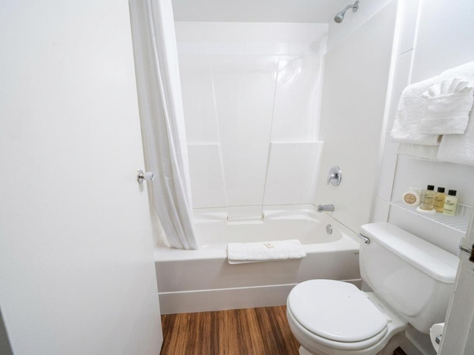 Bathroom 4, Goodknight Inn, Division No. 17