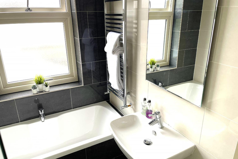 Bathroom 2, The Vines - Stunning Period Home With Free Parking, York