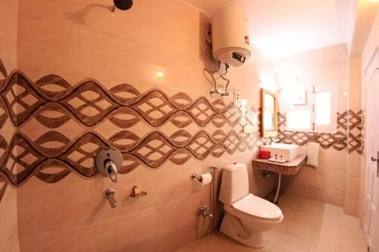 Bathroom, Hotel Kalra Regency, Shimla