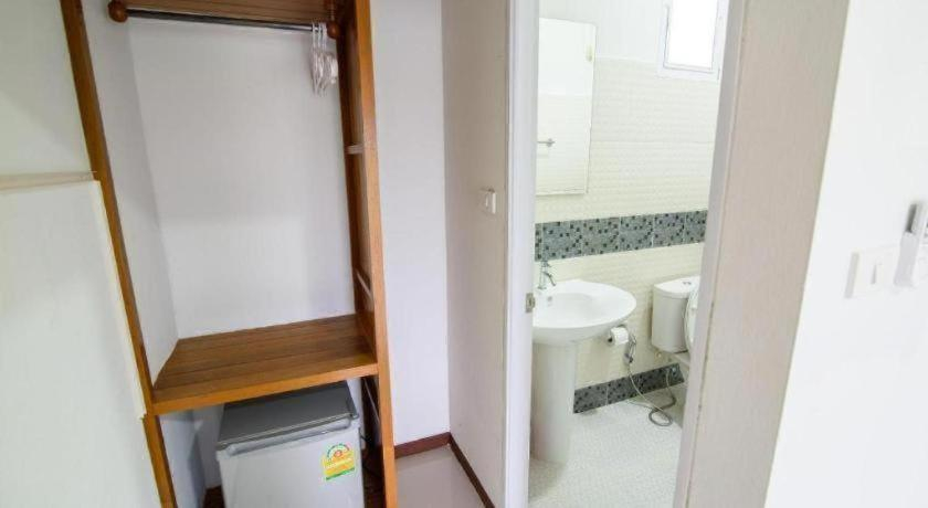 Bathroom 3, Lamphurai Riverside, Khao Saming