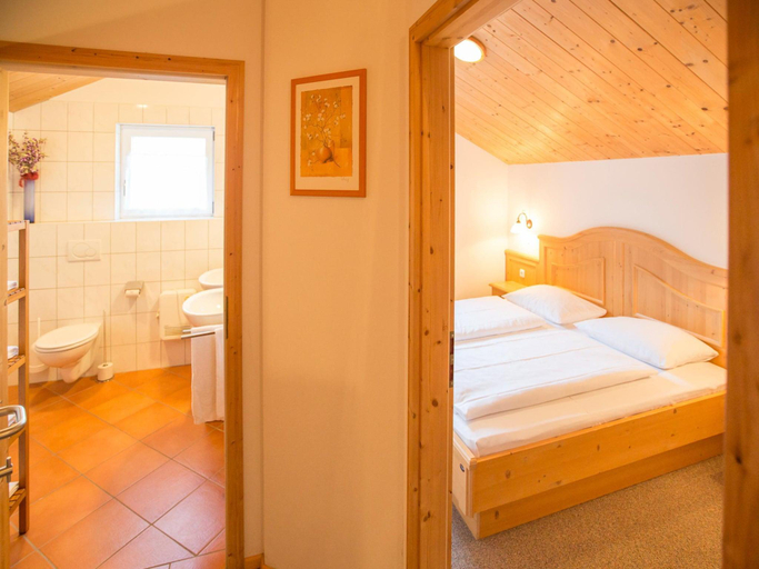 4, Chalet in Annaberg-Lungotz with a community pool, Hallein