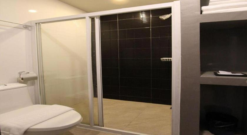 Bathroom 3, Royal King Suite, Bang Bo