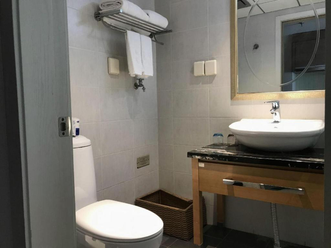 Bathroom 4, Kingtown Hotel Hongqiao Shanghai, Shanghai