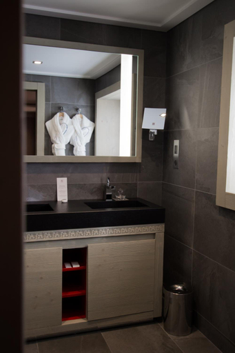 Bathroom 4, Le K2 Djola, Savoie