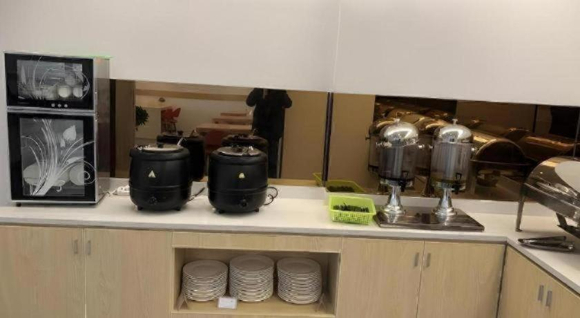 Food & Drinks 5, 7 Days Premium Nanchang Xiaolan Industrial Park Bogang Metro Station, Nanchang