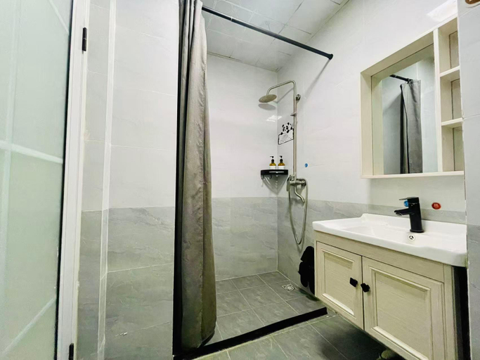 Bathroom, Hannah' apartment, Chengdu